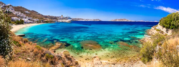 地中海沿岸で最高のクルーズ先 ギリシャ キクラデス諸島 ミコノス島 ビーチ近くのクルーズ船 Agios Stefanos — ストック写真