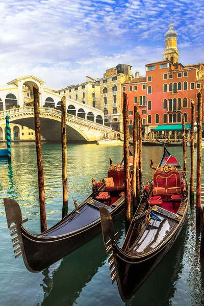 素晴らしいロマンチックなヴェネツィアの町 グランドキャナルとゴンドラの上リアルト橋 イタリア旅行とランドマーク — ストック写真