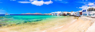 Yunanistan seyahati Lüks Mykonos Adası. Küçük Venedik 'teki plajdaki restoranlar ve barlar, popüler turistik mekan. Yaz tatili, Cyclades