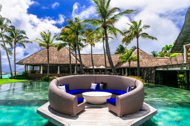 Yüzme havuzu ve bar bölgesi olan lüks 5 yıldızlı otel bölgesi Constance Belle Mare Plage. Mauritius Adası. Pointe de flacq , Belle Mare. Şubat 2020