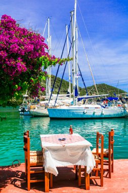 Deniz kenarındaki geleneksel Yunan restoranları (tavernaları). Lefkada adasındaki Sivota balıkçı köyü. Yunanistan, İyon adaları