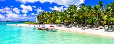 Idyllic tropik beyaz kumlu plaj trou aux orospuları ve turkuaz deniz. Mauritius adası tatili