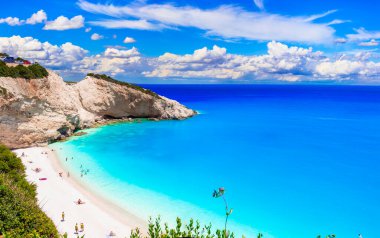 Yunanistan 'ın en iyi ve en güzel plajları - Lefkada, İyon adasında turkuaz denizli Porto Katsiki. Yunan yaz tatilleri