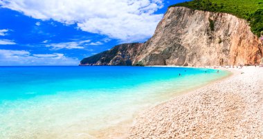 Yunanistan 'ın en iyi ve en güzel plajları - Lefkada, İyon adasında turkuaz denizli Porto Katsiki. Yunan yaz tatilleri