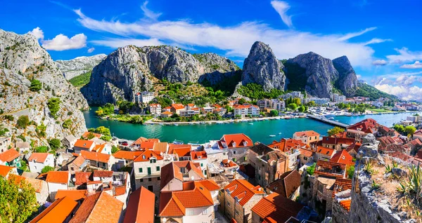 クロアチアのランドマーク セティナ川の上に 山の峡谷に囲まれた印象的なオミスの町 人気の観光地 — ストック写真