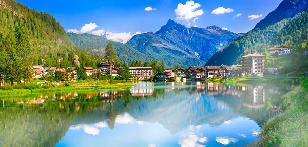 Paisagem Alpina Incrível Montanhas Dolomitas Belo Lago Lago Alleghe Vila — Fotografia de Stock