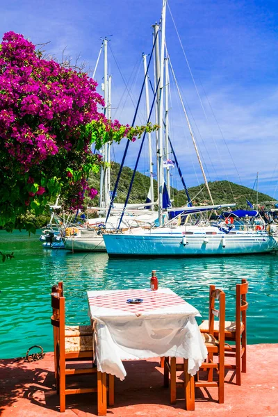 Deniz Kenarındaki Geleneksel Yunan Restoranları Tavernaları Lefkada Adasındaki Sivota Balıkçı — Stok fotoğraf