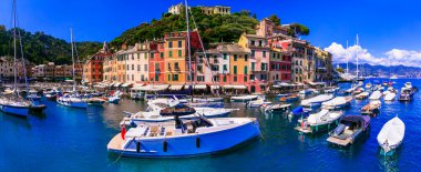 Lüks tatil köyü ve Liguria 'nın güzel renkli köyü. Renkli evler ve yelkenli teknelerle panoramik manzara. İtalya seyahati