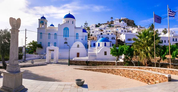 希腊美丽的岛屿 爱洛斯 Cyclades 粉刷Chora村风景如画的传统房屋 俯瞰市中心的广场和教堂 — 图库照片