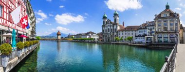 Lucerne (Luzern) kasabasının panoramik manzarası. Reuss nehri ve Cizvit Kilisesi üzerindeki ünlü Chapel ahşap köprüsü. İsviçre seyahati ve işaretleri.