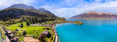 Brienz Gölü 'nün turkuaz sularıyla göz kamaştırıcı cennet manzarası. İsviçre, Bern Kantonu. Iseltwald köyü turkuaz suları ve aereal manzarayla çevrili.
