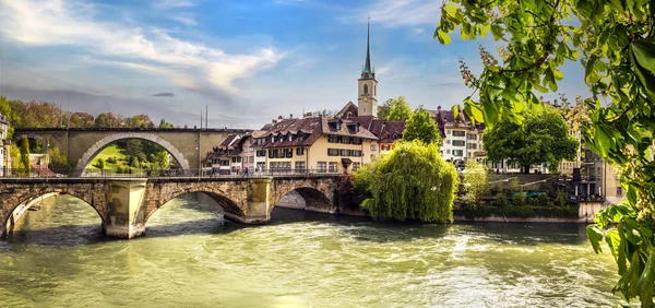 スイスのベルンの首都のロマンチックな通りや運河 スイスの旅行とランドマーク — ストック写真