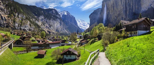 スイスの自然と旅行 高山の風景 アルプスの雪峰に囲まれた滝と風光明媚な伝統的な山間の村Lauterbrunne 人気の観光地とスキー場 — ストック写真