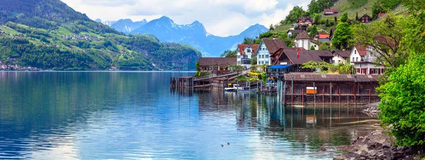 İsviçre göllerinin sakin doğası - Walensee, sakin tipik Quinten köyü. İsviçre manzarası