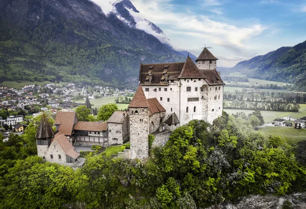 Gyönyörű Középkori Kastélyok Európa Lenyűgöző Gutenberg Liechtensteinben Határ Svájcban Körülvéve — Stock Fotó