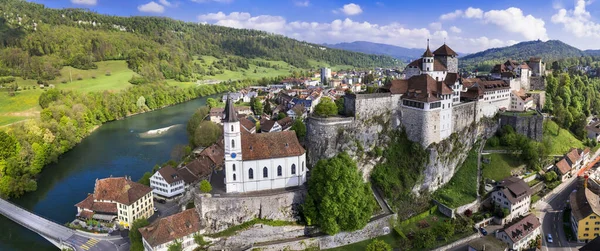 瑞士的旅行和地标 阿尔堡航空视图 古老的中世纪城镇 有令人印象深刻的城堡和岩石上的大教堂 伯尔尼省Aargau州 — 图库照片