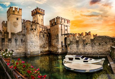 İtalya 'nın en güzel ortaçağ kaleleri Sirmione' deki Scaligero Kalesi. Kuzeyde Lago di Garda Gölü, Lombardy