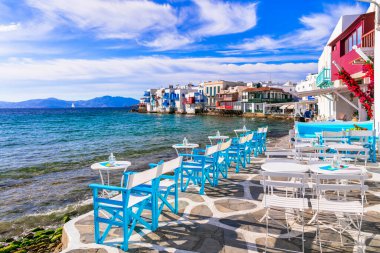 Mykonos Adası, Cyclades. Yunanistan yaz tatili. Deniz kenarındaki ünlü bar 