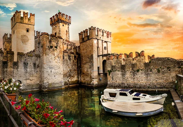 Najpiękniejsze Średniowieczne Zamki Włoch Zamek Scaligero Sirmione Jezioro Lago Garda — Zdjęcie stockowe