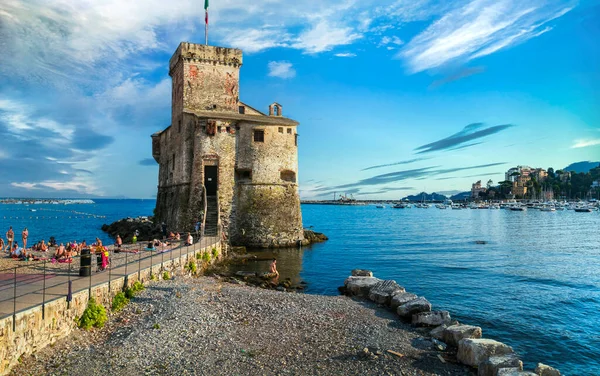 Krásné Italské Pobřežní Město Rapallo Pohled Středověkou Pevnost Pláž Itálie — Stock fotografie