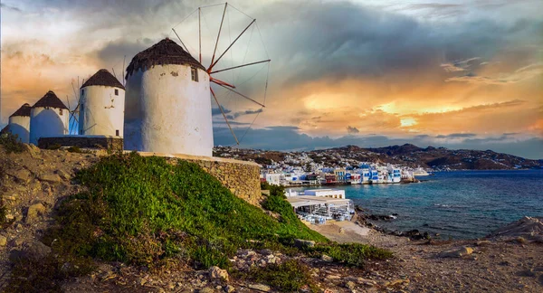 日没の間にミコノス島の伝統的なギリシャの風車 ギリシャ キクラデス諸島 — ストック写真