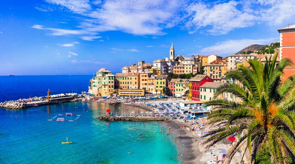 Cenova yakınlarındaki en renkli kıyı kasabaları- Liguria 'nın güzel plajlı güzel Bogliasco köyü. İtalya 'da yaz tatilleri