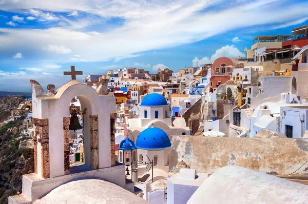 青いドームと最も美しい島のカルデラと象徴的な景色 Santorini Oia Village Cyclades ギリシャ — ストック写真
