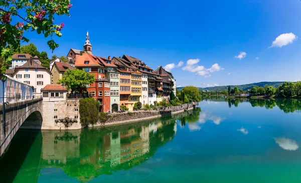 스위스의 낭만적 즐거움을 주는걸음 Rhein River Laufenburg 마을입니다 과접해 인기있는 — 스톡 사진