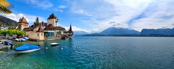 欧洲最美丽的中世纪城堡 瑞士伯尔尼州图恩湖中的Oberhofen — 图库照片