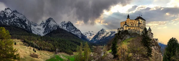 Impressionante Scenario Montano Con Sorprendente Castello Medievale Tarasp Circondato Alpi — Foto Stock