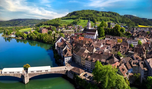 瑞士的浪漫多姿多彩的步伐 莱茵河上的劳芬堡镇受欢迎的旅游胜地 与德国交界 空中全景视图 — 图库照片