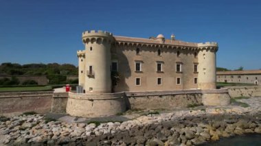 Plajdaki ortaçağ şatosunun hava aracı manzarası Ladispoli - Castello Palo Odescalchi. Lazio bölgesi, İtalya