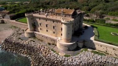 Sahildeki ortaçağ şatosunun havadan görünüşü Ladispoli - Castello Palo Odescalchi. Lazio bölgesi, İtalya