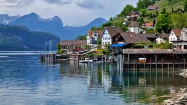 İsviçre göllerinin sakin doğası - Walensee, sakin tipik Quinten köyü. İsviçre manzarası