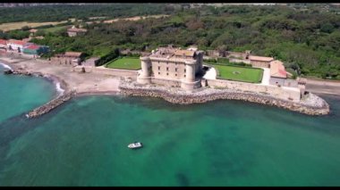 Sahildeki ortaçağ şatosunun havadan görünüşü Ladispoli - Castello Palo Odescalchi. Lazio bölgesi, İtalya