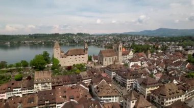 Rapperswil - Jona - Zürih Gölü 'nün manzaralı ortaçağ kasabası, hava manzaralı. İsviçre seyahati ve işaretleri