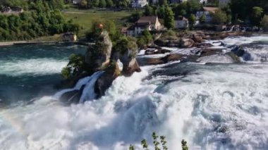 Rheinfall (Rhine Falls) hava aracı görüntüsü - Schaffhausen, İsviçre 'deki Avrupa' nın en büyük şelalesi - Alman sınırı