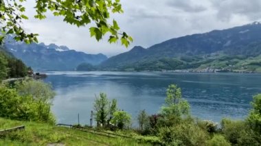İsviçre göllerinin sakin doğası - Walensee, sakin tipik Quinten köyü. İsviçre manzarası