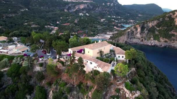 Vue Aérienne Impressionnante Monastère Sur Roche Coucher Soleil Paleokastritsa Village — Video