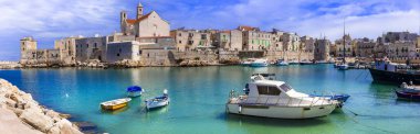 Geleneksel İtalya. Beyaz köyleri ve renkli balıkçı tekneleri olan Atmosferik Puglia bölgesi. Giovinazzo şehri, Bari
