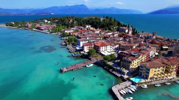 Scenic Lake Lago Garda Aerial Drone View Sirmione Town Medieval — Vídeo de Stock