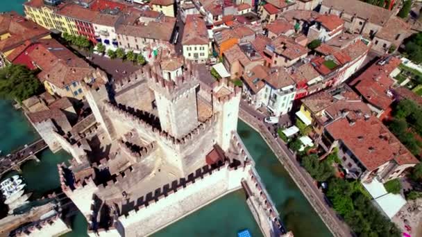 Scenic Lake Lago Garda Aerial Drone View Sirmione Town Medieval — Vídeos de Stock