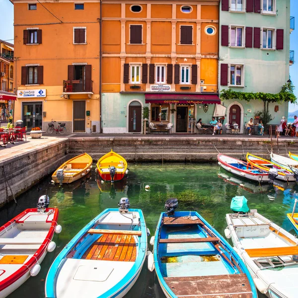Scenic Lake Lago Garda Ιταλία Καλαίσθητο Ψαροχώρι Πολύχρωμα Σπίτια Και — Φωτογραφία Αρχείου
