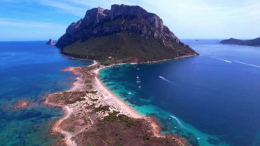 İtalya, Sardegna 'daki Tavolara plajının insansız hava aracı videosu. 