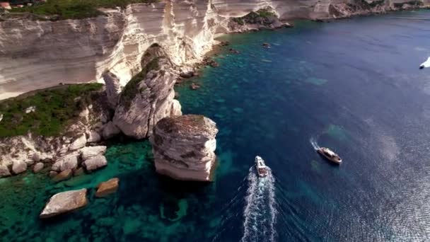 Bonifaccio コルシカ島の南の素晴らしい沿岸の町 美しい垂直岩の空中ドローンビデオ フランス — ストック動画