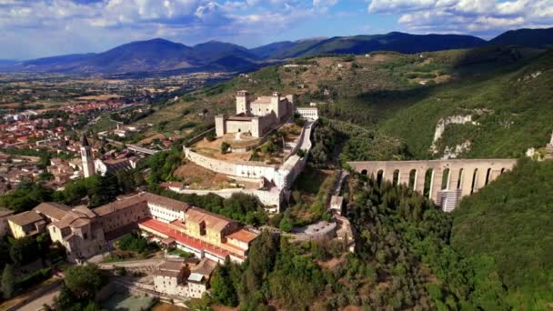 ウンブリアのランドマーク イタリアだ 印象的なスポルエトの町の航空ビデオの城Rocca Albornozと素晴らしいローマの橋Ponte Delle Torri — ストック動画