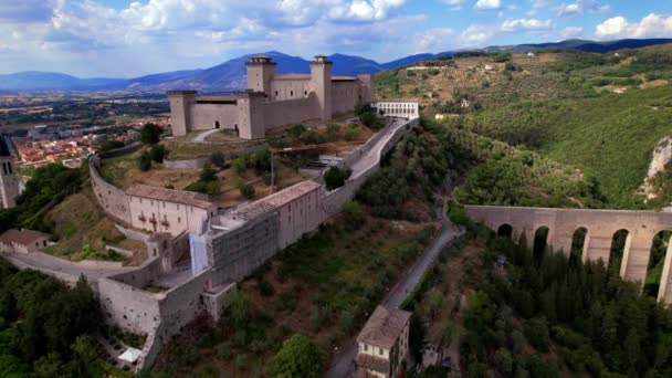 ウンブリアのランドマーク イタリアだ 印象的なスポルエトの町の航空ビデオの城Rocca Albornozと素晴らしいローマの橋Ponte Delle Torri — ストック動画