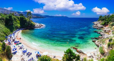 Yunanistan. Korfu adasının en iyi plajları. Kassiopi köyü yakınlarındaki büyüleyici Pipitos plajının panoramik manzarası