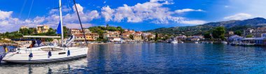 Yunanistan, Korfu adası. Geleneksel Kassiopi balıkçı köyü manzarası - popüler turizm beldesi 