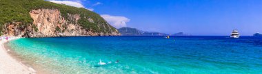 Yunanistan 'ın en iyi plajları. Lichnos 'lu Panorama - Parga kasabası yakınlarında turkuaz suyla muhteşem bir plaj. Yunan yaz tatilleri